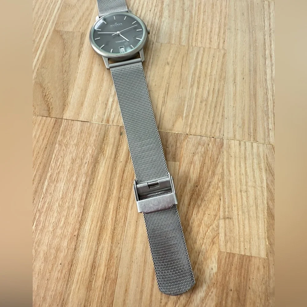 Skagen titanium black dial dress watch NEW BATTERY